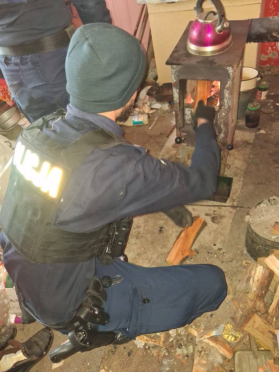 KWP_Olsztyn's tweet photo. Dziś do Komendy Powiatowej Policji w #NoweMiastoLubawskie przyszedł młody mężczyzna, który zaniepokoił się losem swojej sąsiadki. W rozmowie z oficerem dyżurnym przekazał, że mieszkająca naprzeciw sąsiadka od kilku dni nie wychodzi z domu🏚, z komina nie leci dym, a wieczorem nie świeci się światło w oknach domu.

Oficer Dyżurny niezwłocznie na miejsce skierował policjantów, którzy podjęli próbę wejścia do wnętrza domu. Po kilku minutach odezwała się do nich kobieta, która nie chciała otworzyć drzwi. Funkcjonariusze poprosili kobietę o otworzenie drzwi informując jednocześnie, że jedzie do niej dzielnicowa asp. szt. Dorota Kaczmarska👮‍♀️. Gdy osiemdziesięciolatka usłyszała imię i nazwisko dzielnicowej otworzyła bez wahania drzwi swojego domu. Policjanci po wejściu do domu poczuli chłód i zauważyli nieporządek. W związku z powyższym przynieśli do domu opał i rozpalili ogień 🔥w stojącym piecu. Kobieta przytaczała  funkcjonariuszom historie ze swojego życia dodając, że nie jest w stanie samodzielnie napalić w piecu i wstydziła się prosić o pomoc😔. W pewnym momencie stwierdziła, że źle się czuje i omdlała. Policjanci udzielili Pani pierwszej pomocy przedmedycznej wzywając jednocześnie na miejsce Zespół Ratownictwa Medycznego 🚑 oraz pracownika socjalnego z GOPS. Starsza Pani decyzją załogi Ratownictwa Medycznego została przetransportowana na do Szpitala Powiatowego w Iławie. 

‼️Ta historia napawa optymizmem, że wśród nas są osoby empatyczne, którym los innych osób nie jest obojętny. 
#PomagamyIChronimy