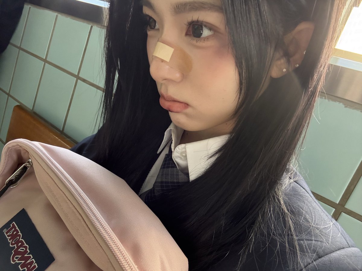 ✩ › TWITTER ⊹ 08.01.2026 ‧₊˚. ➭ #XINYU : J'ai mal ㅠ (#tripleS