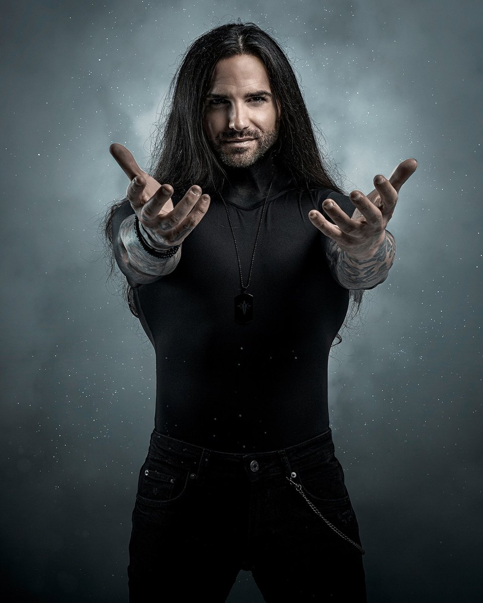 🎙 <a href="/AndyMrOficial/">Andy Martínez</a> ✨️

La voz que transforma el caos en mensaje.
Aquí empieza la historia.

📸 Sesión "El Descenso" 2026 ✨️