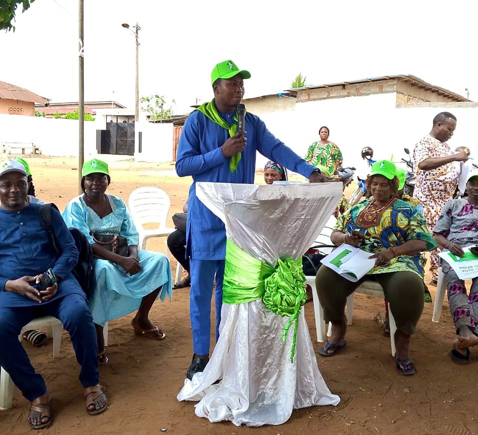ChibretM's tweet photo. Dans la matinée du jeudi 8 janvier 2026, à Agboton terrain, j’ai pris part à une rencontre de mobilisation avec les artisans issus des cinq arrondissements de la ville de Porto-Novo.
Cette rencontre a enregistré la présence d’un collège https://t.co/iqYPLSwETx