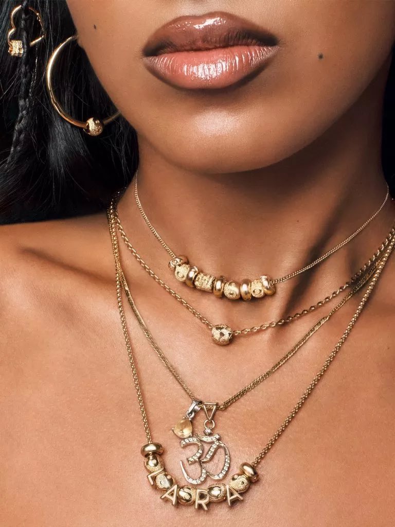 o pingente dela sendo um globo pq toda cidade é a casa dela