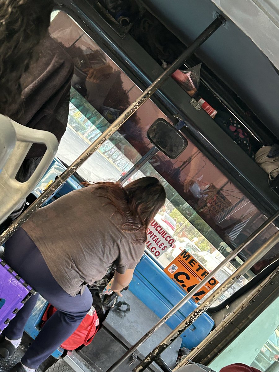 BetsyMP18's tweet photo. @LaSEMOVI Subieron la tarifa con reglas claras. El día de ayer a las 17:50 ruta 1 CU- Torres chofer con acompañante, unidad sucia, hasta se dieron el lujo de bajarse a comprar en San Fernando. El usuario sí cumple, ¿y ustedes? #transportepublicoCDMX @TlalpanVecinos https://t.co/3A9vRQITbX