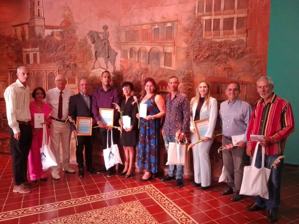 CubaMES's tweet image. 🇨🇺❤️🏆Docentes investigadores de la @uc_camaguey fueron reconocidos con el Premio Provincial a la Academia e Innovación que otorga el Consejo Técnico Asesor de la Delegación del CITMA. La institución reconocida como Centro Destacado en la Ciencia e Innovación.

ℹ️📷 #UC
 #Cuba