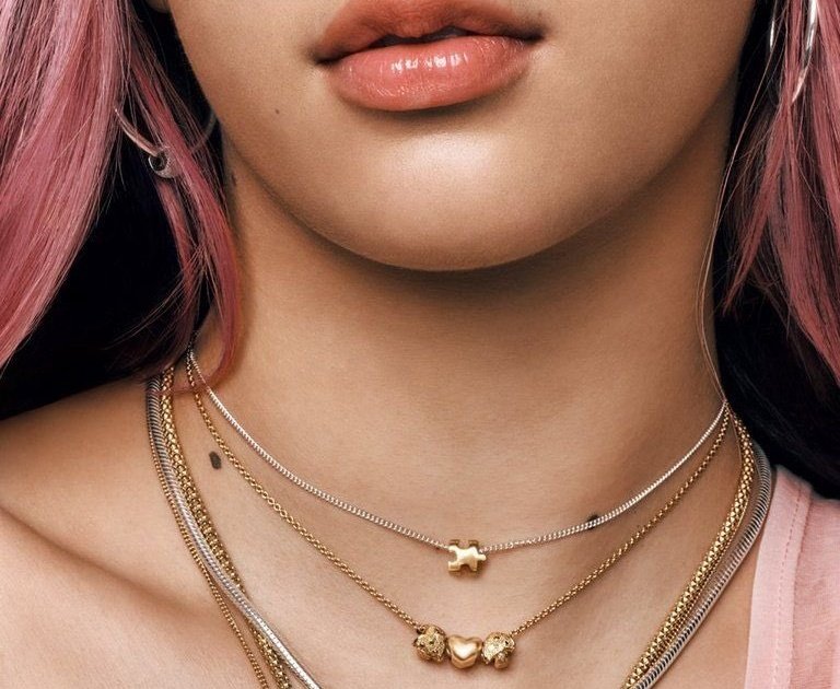 o pingente único das outras é um globo, uma nota musical, uma estrela, uma carinha, um símbolo

aí chega na megan é um 🧩 sim entendi minha menina das minorias