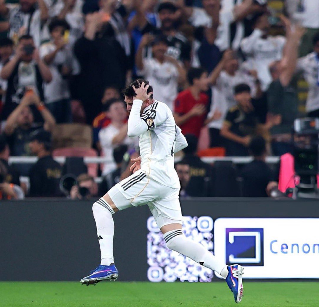 a_derll's tweet image. Fede Valverde was dancing to lyrics in his head😂