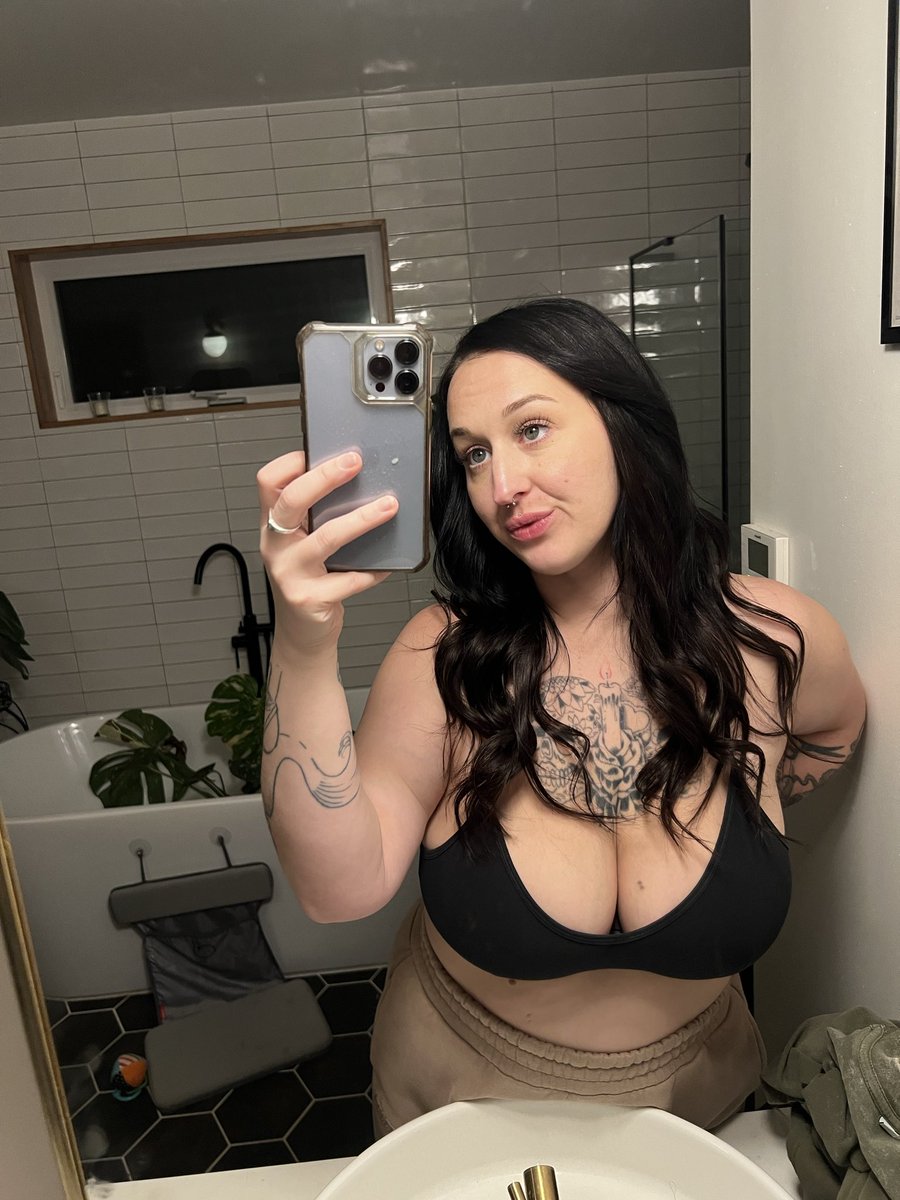 missbexley's tweet photo. Mommy got some new hair. https://t.co/ld9cf7Wi8F