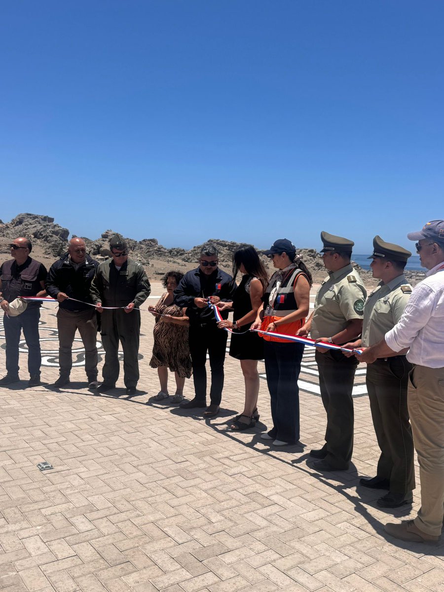 En el marco de la ampliación de la red de infraestructura de soporte aéreo para emergencias del #MOP (ISAE), nuestra directora de #SenapredTarapacá, Patricia Montenegro, participó de la inauguración del punto de posada de helicóptero en Caleta San Marcos, comuna de Iquique.