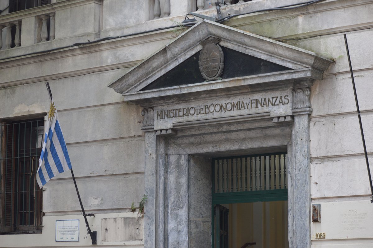 El Poder Ejecutivo a través de la COMAP reglamenta el nuevo decreto del régimen general de promoción de inversiones. Accedé al decreto y sus correspondientes criterios generales
🔗gub.uy/ministerio-eco…