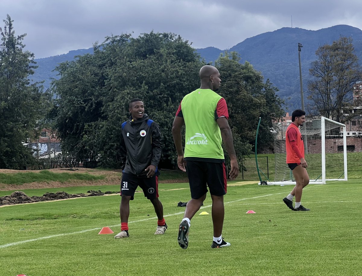 sofigomezen's tweet photo. ‼️Yéiler Góez (volante primera línea) y Santiago Jiménez (lateral derecho) fueron las novedades en el entrenamiento del día de hoy con @DeporPasto en Bogotá.

Los jugadores se unieron a la pretemporada para seguir preparando el semestre I-2026.
🟡🔵🔴 https://t.co/vgxZNLDQva