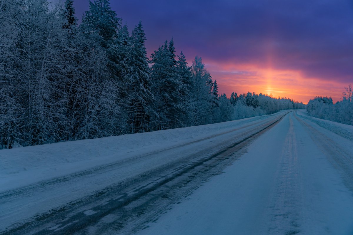 jontcphoto's tweet image. Hace unos días he vuelto de un viaje a un lugar helado. La Laponia finlandesa, que estos días de Navidad ha registrado temperaturas continuadas por debajo de -30, esconde una de las mejores luces que he podido ver en mi vida; magentas, azules y anaranjados te dejan hipnotizado.