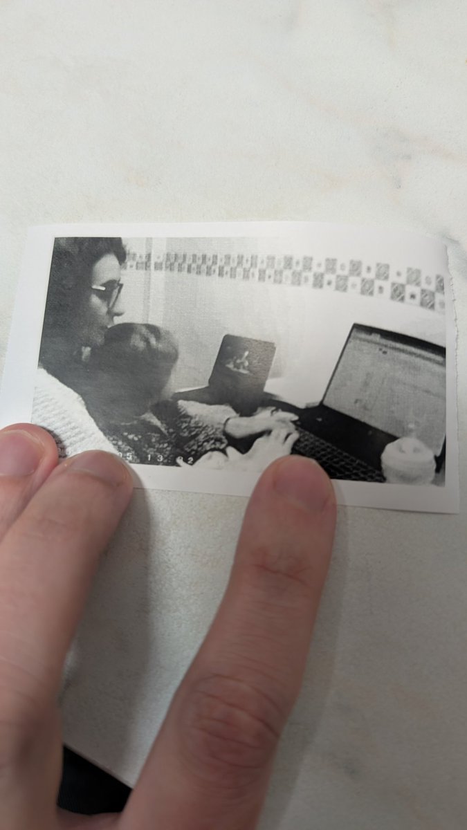 Hoy tocó visitar la sede Asturiana de <a href="/nosdeu_co/">nosDeu</a>.

Aquí, la socia <a href="/EvaGVior/">Eva Gonzalez</a>, luchando con el Excel y conciliando mientras yo me puedo dedicar a inmortalizar estos momentos con una cámara de niños 🥳