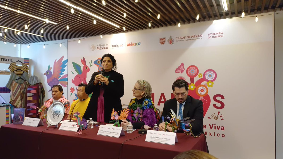 DomoDeCristal's tweet image. Cómo merecido homenaje a la familia Linares, cuyo abuelo fue el creador de los alebrijes, la secretaria de turismo de la CDMX, @alefrausto, cortó el listón inaugural de la expo venta Manos de la Ciudad, Alebrijes y Artesanía Viva de la CDMX.