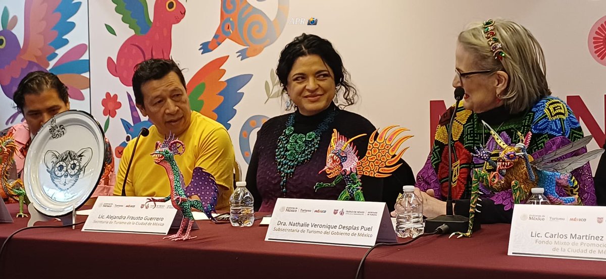 DomoDeCristal's tweet image. Cómo merecido homenaje a la familia Linares, cuyo abuelo fue el creador de los alebrijes, la secretaria de turismo de la CDMX, @alefrausto, cortó el listón inaugural de la expo venta Manos de la Ciudad, Alebrijes y Artesanía Viva de la CDMX.