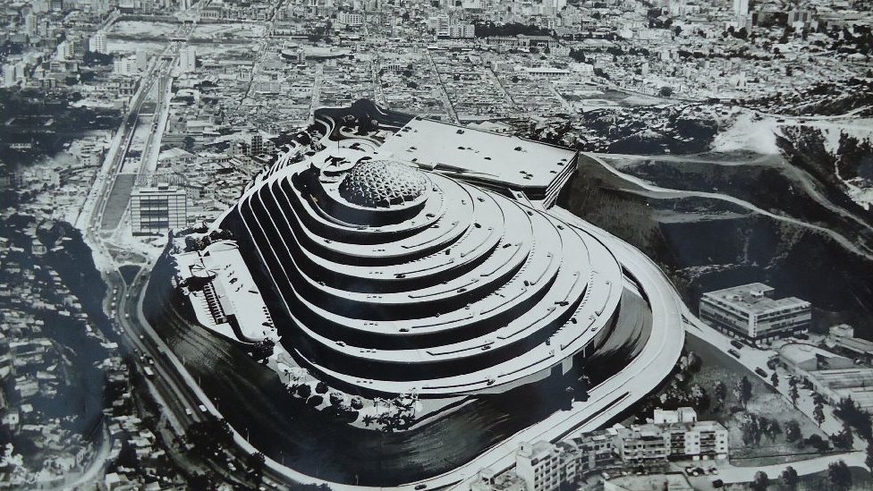 El Helicoide fue construido como un centro comercial, pero al final el chavismo lo utilizó como un centro de tortura. 

¿Deberían demoler ese edificio o hacer un museo allí para que nunca más un venezolano vuelva a ser encarcelado por razones políticas?
