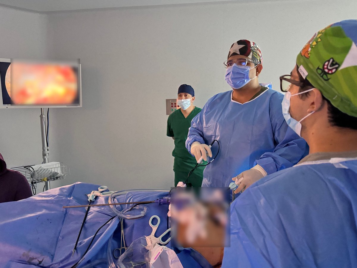 HGDuranMSP's tweet photo. Se realizó de manera exitosa una colecistectomía junto con el drenaje de un absceso formado en la pared abdominal de la paciente, mediante un abordaje laparoscópico gracias al trabajo de nuestros especialistas de Cirugía General.✅💪🏼

#ElNuevoEcuador https://t.co/RG1tZOniCh