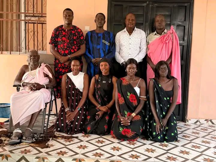 #Mundari_Cultural_Festival 

The High Committee of the Mundari Cultural Festival, led by Bush Buse, paid a courtesy visit to His Majesty, Reth Kwongo, the King of the Collo Kingdom (Shilluk), to extend an invitation to His Majesty and the Collo people. His Majesty graciously