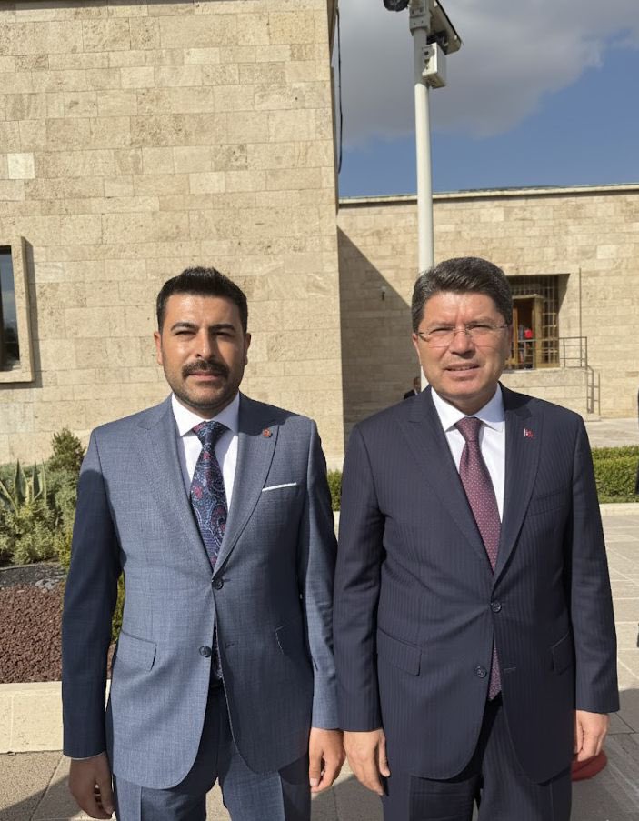 Adalet bakanımız Sayın Yılmaz Tunç ile bir araya geldik. Sayın bakanımız nezaketi için teşekkürlerimi iletiyorum. <a href="/DMKonfederasyon/">Devlet Memurları Konfederasyonu</a>