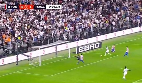 Luego que no mete goles.

hahahaha Su único remate, de cabeza, y no le pasan esta.

Nada, hombre. Que tiene que defender. Es Giluiano Simeone.