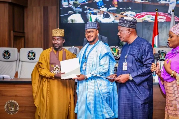 Usmansyamma's tweet image. PRESS STATEMENT 

NINE YEARS AFTER, GOV. LAWAL PRESENTS CERTIFICATES TO 50 ZAMFARA STUDENTS OF CRESCENT UNIVERSITY 

Governor @daudalawal_ has presented certificates to 50 scholarship students of the Crescent University, Abeokuta.