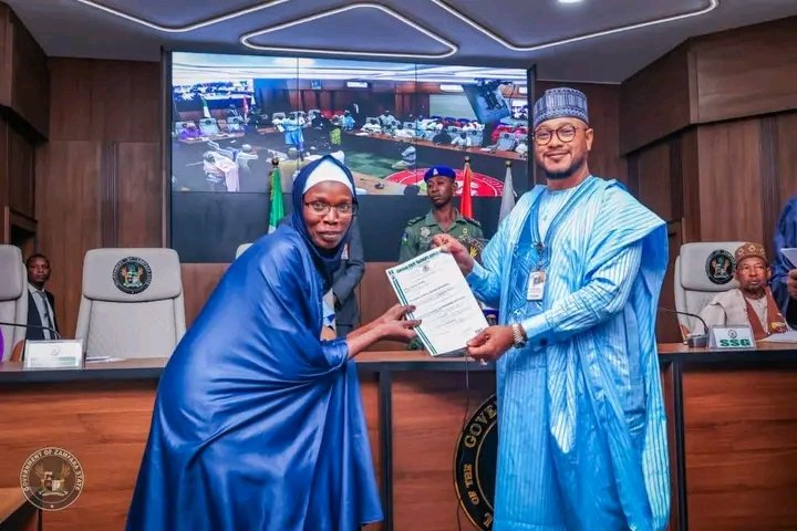 Usmansyamma's tweet image. PRESS STATEMENT 

NINE YEARS AFTER, GOV. LAWAL PRESENTS CERTIFICATES TO 50 ZAMFARA STUDENTS OF CRESCENT UNIVERSITY 

Governor @daudalawal_ has presented certificates to 50 scholarship students of the Crescent University, Abeokuta.