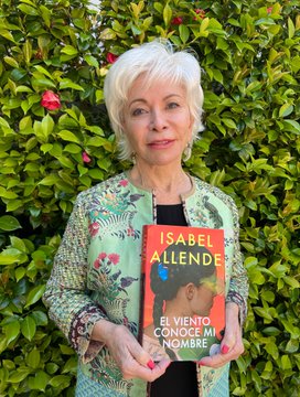 Bibliomaniatico's tweet image. Hace 45 años la escritora chilena ISABEL ALLENDE comienza a escribir sus novelas siempre en la misma fecha... 8 de enero.