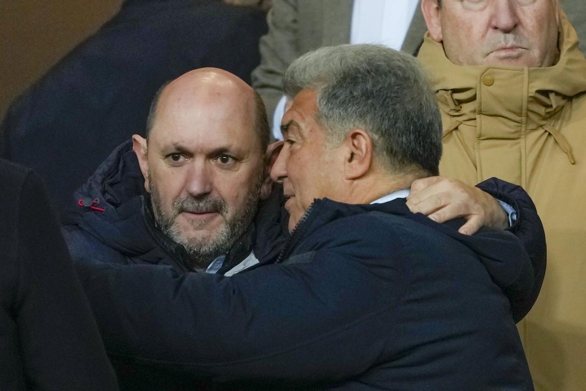 _Benito___'s tweet image. Laporta abrazado al presidente de la Federación.
Laporta de risas y reuniéndose con Ceferin. 
Laporta comiendo en casa d Tebas.

Laporta: "Contra todo y contra todos"