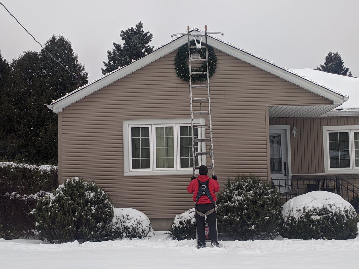 XMASbySkedaddle's tweet photo. With Christmas Lights by Skedaddle, you get more than holiday décor—you get peace of mind. We handle professional design and installation, in-season maintenance, full takedown, and storage after the holidays. No ladders, no bins, no post-holiday cleanup stress 🎄 https://t.co/8k7PA5V67F