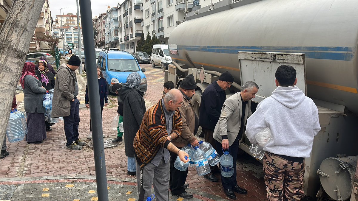 OKTAY_YAYLACI's tweet photo. @ankarayaziyor Bu aynı tanker hiç çarpıtmayın olayı gayet su dağıtıldı pursaklarda algının değil gerçeklerin yanında olun gerçekle yüzleşin pursaklarda sular akmıyor @OsmanGokcek_ https://t.co/Al32C8F0tn