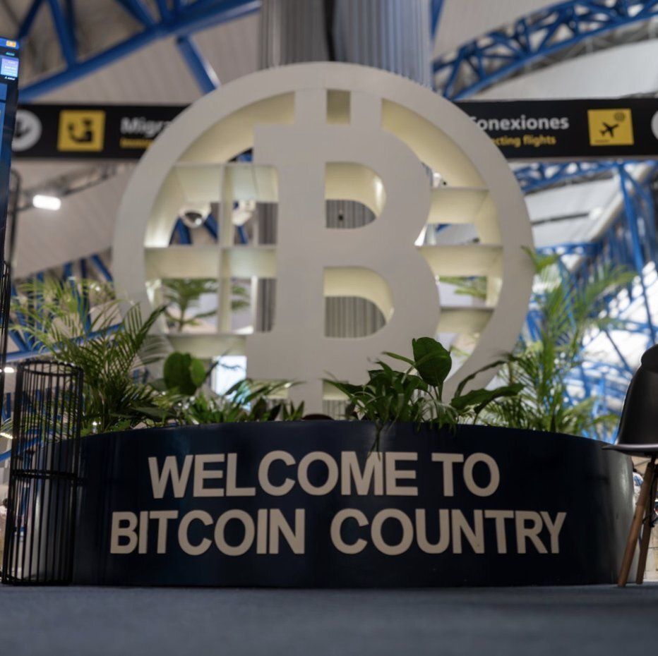 BitcoinArchive's tweet image. JUST IN: 🇸🇻 El Salvador places a "Welcome to Bitcoin Country" monument at their largest airport ✈️
