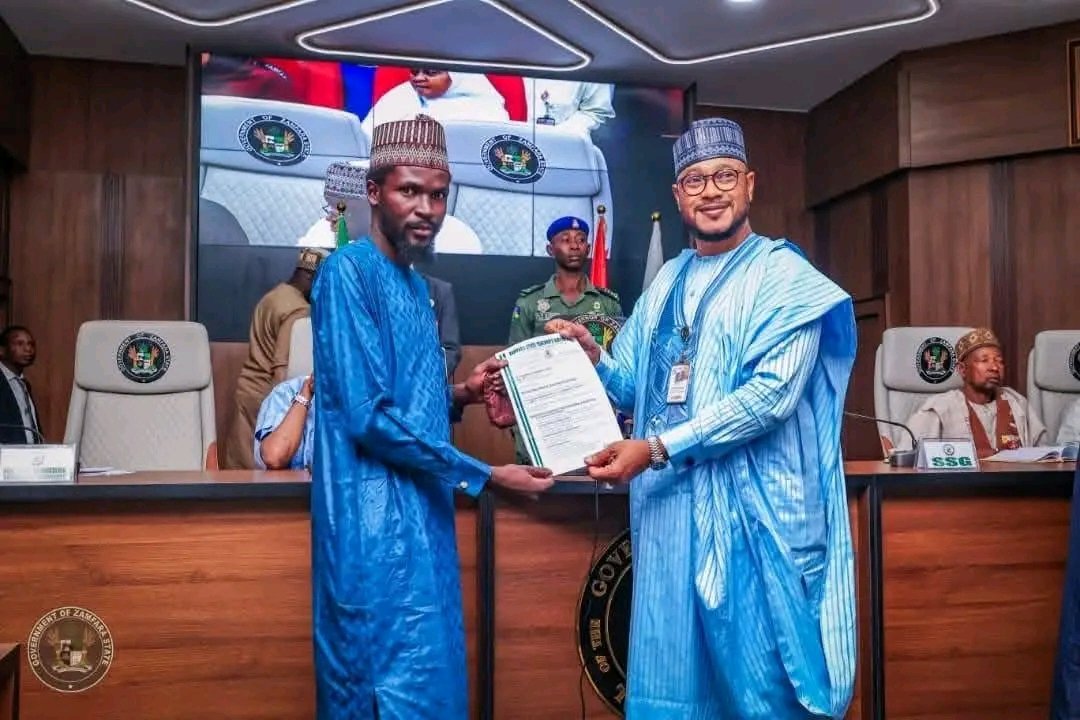 Ismailsiraa's tweet image. PRESS STATEMENT 

NINE YEARS AFTER, GOV. LAWAL PRESENTS CERTIFICATES TO 50 ZAMFARA STUDENTS OF CRESCENT UNIVERSITY 

Governor Dauda Lawal has presented certificates to 50 scholarship students of the Crescent University, Abeokuta. 

@s_balaIdris ✍️