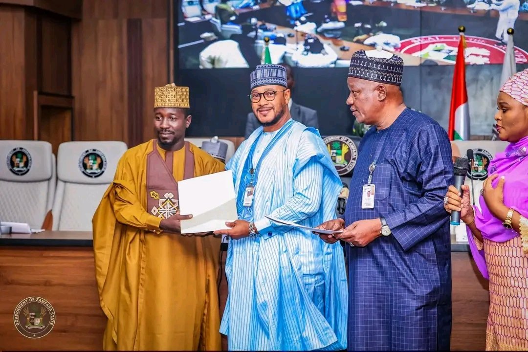 Ismailsiraa's tweet image. PRESS STATEMENT 

NINE YEARS AFTER, GOV. LAWAL PRESENTS CERTIFICATES TO 50 ZAMFARA STUDENTS OF CRESCENT UNIVERSITY 

Governor Dauda Lawal has presented certificates to 50 scholarship students of the Crescent University, Abeokuta. 

@s_balaIdris ✍️