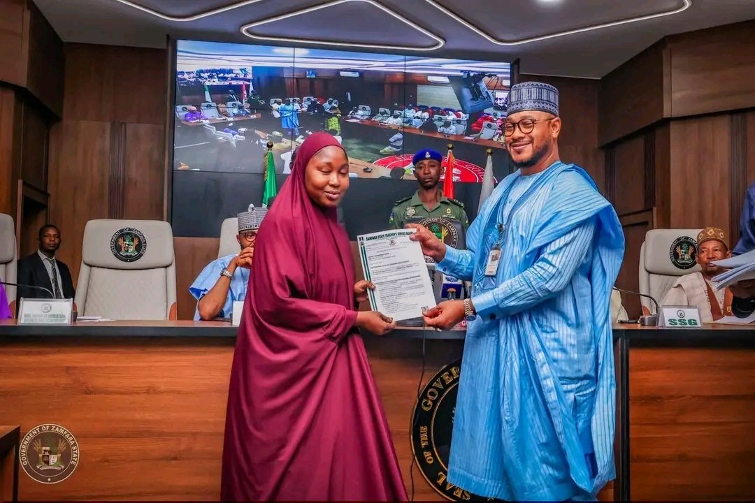 Ismailsiraa's tweet image. PRESS STATEMENT 

NINE YEARS AFTER, GOV. LAWAL PRESENTS CERTIFICATES TO 50 ZAMFARA STUDENTS OF CRESCENT UNIVERSITY 

Governor Dauda Lawal has presented certificates to 50 scholarship students of the Crescent University, Abeokuta. 

@s_balaIdris ✍️