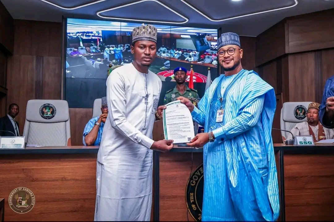 Ismailsiraa's tweet image. PRESS STATEMENT 

NINE YEARS AFTER, GOV. LAWAL PRESENTS CERTIFICATES TO 50 ZAMFARA STUDENTS OF CRESCENT UNIVERSITY 

Governor Dauda Lawal has presented certificates to 50 scholarship students of the Crescent University, Abeokuta. 

@s_balaIdris ✍️