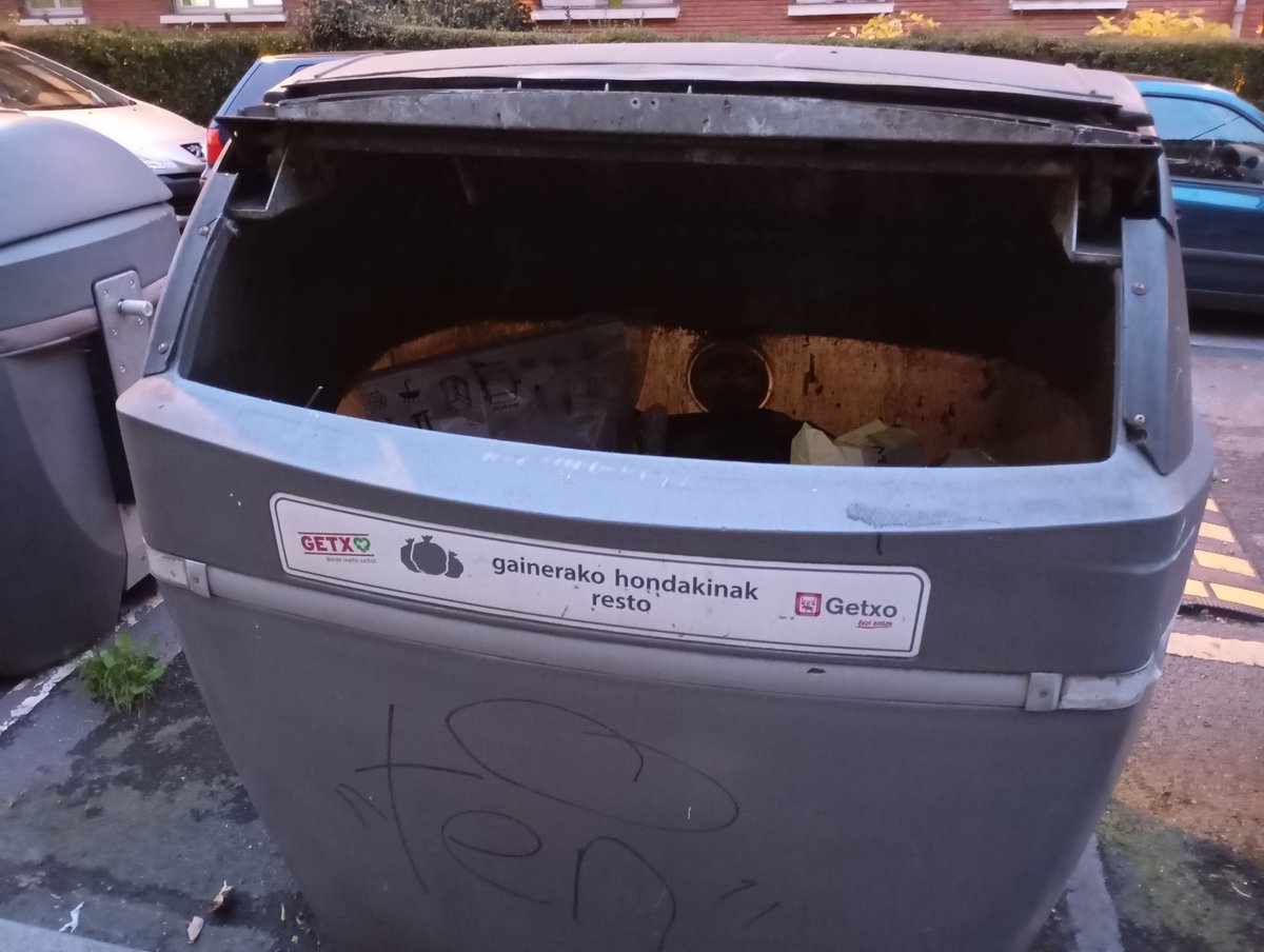 Se agradecería al <a href="/GetxoUdala/">Getxo Udala</a> que cambiara los contenedores de la calle Villamonte en #Algorta.

#getxo