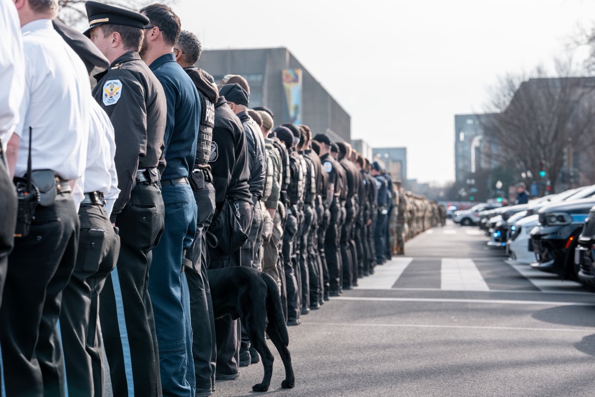 PenguinSix's tweet image. US Park Police K9 Officer WICKED joins law enforcement colleagues and the National Guard in honoring fallen @DCPoliceDept Officer Terry Bennett during a dignified transfer ceremony today on the National Mall. @usparkpolicepio