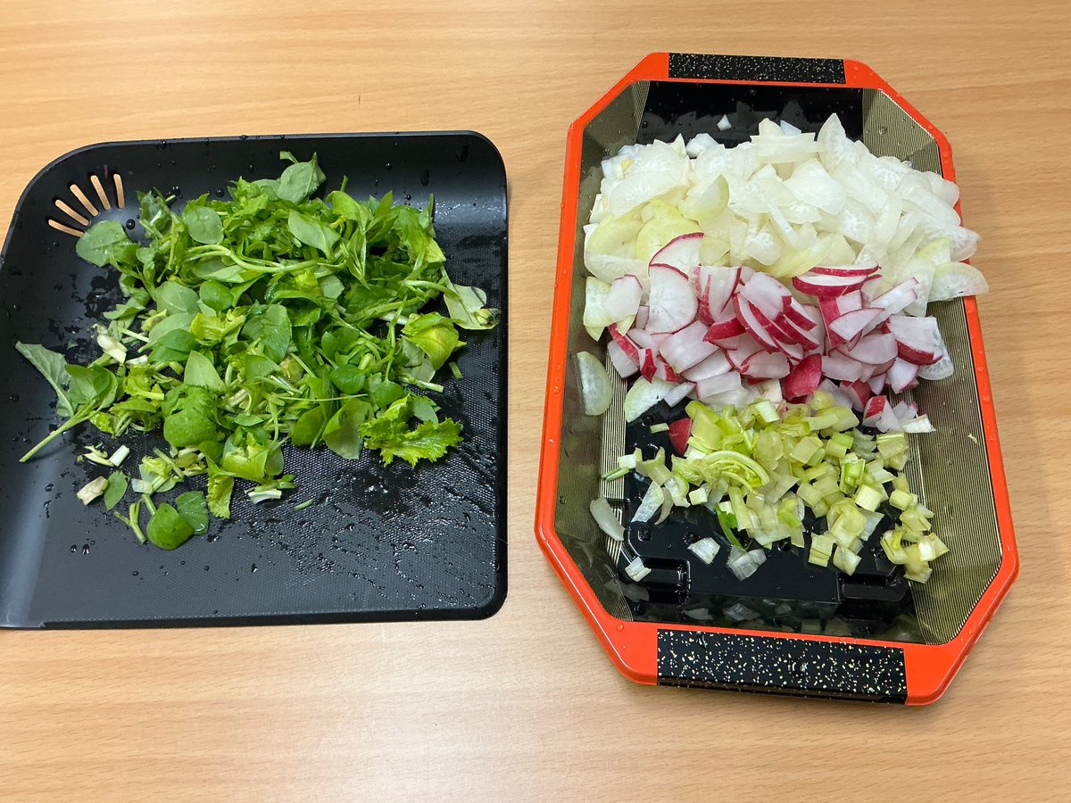 YuruPetro's tweet photo. 1日遅れましたが七草粥作ろうとしました。
例年はパックご飯を使って「七草おじや」になっていたので、お米から炊いてみたのですが…リゾットっぽいなにかができあがりました🥺
でも、塩加減がうまくいき、隠し味の料理酒が七草の滋味を引き立ててくれて、なんだかんだで美味しかったです😋 https://t.co/Qqc6Vck431