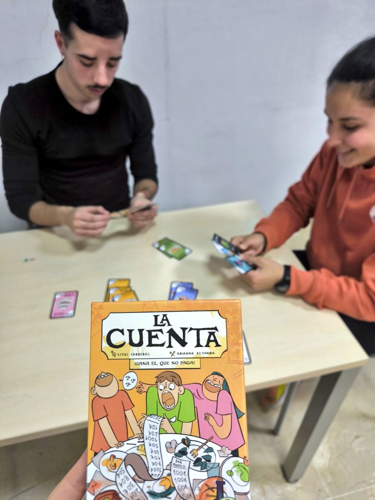 Reivindicación absoluta a lo lúdico ✨
¡En la uni se juega! Y más aún para reconectar después de las vacaciones.
Flicking, velocidad de reacción, deducción, gestión de mano... Mecánicas que nos ayudarán a darle vidilla a las clases 🔥
Juega, juega, juega y ensancha el alma 👾