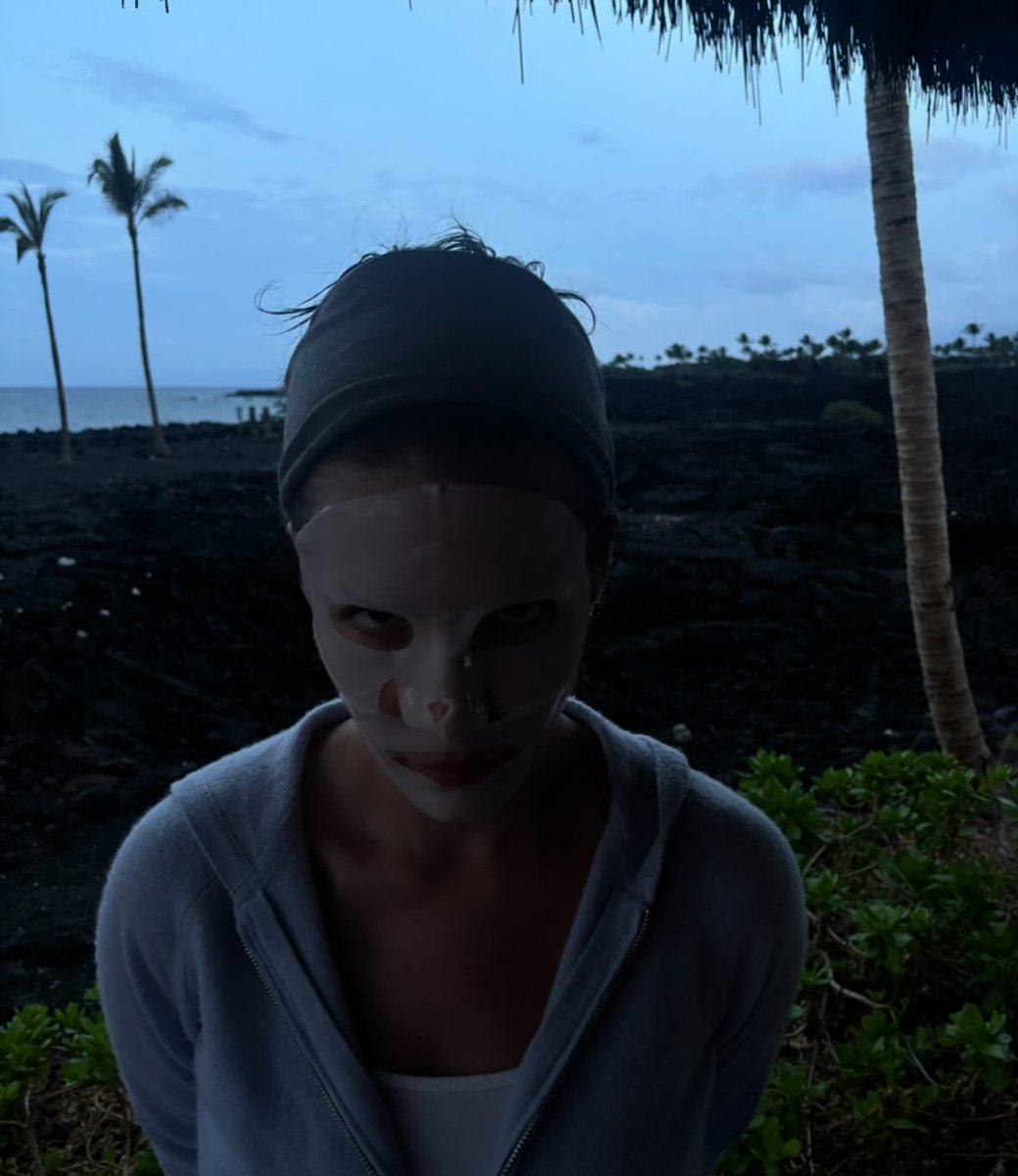 haIseylq's tweet image. Halsey in new pictures shared by Avan on Instagram.