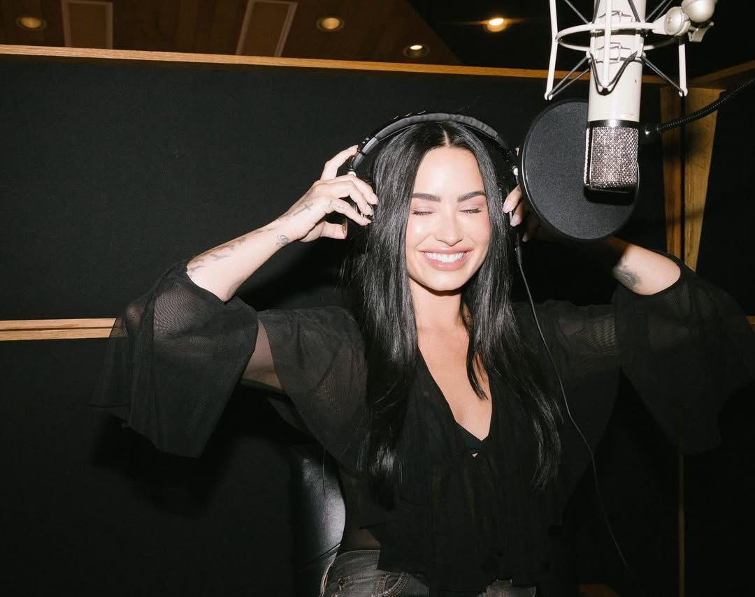 En el Live en Tiktok, Demi Lovato reveló que estaba en el estudio terminando la versión deluxe de su álbum “It’s Not That Deep”.