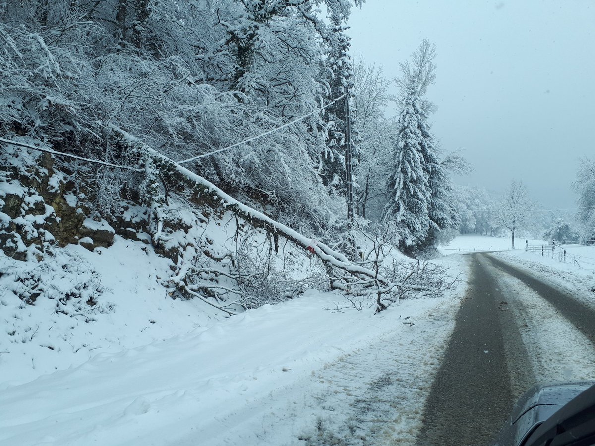 #GRANDEST #NEIGE
Fermeture du Col de #Bussang à la circulation publique  pour une durée indéterminée - Chaussée glissante – Salage en cours