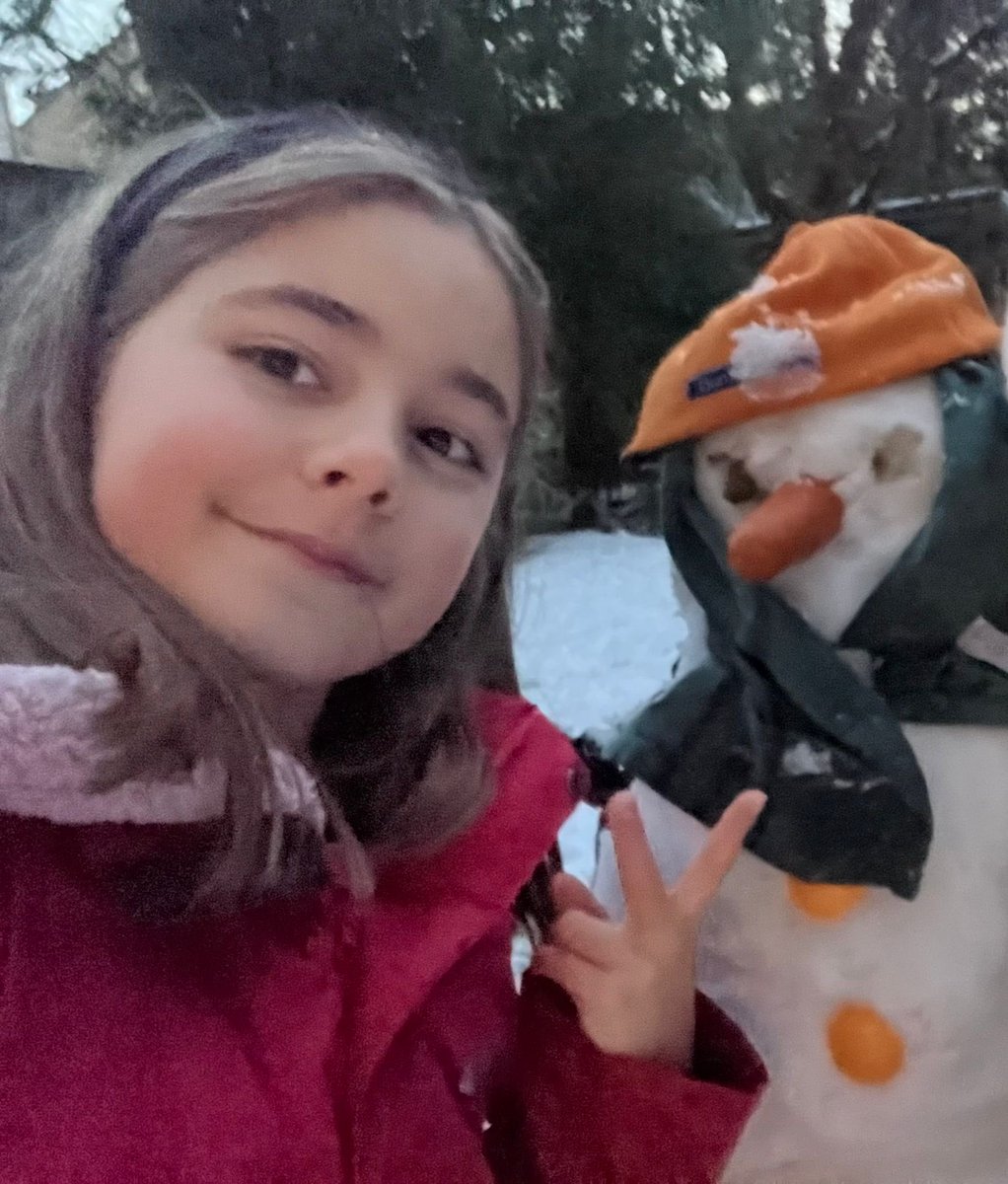 Jeux de neige x 2 pour les enfants de la Section Norvégienne, Lycée International. Ces derniers jours ont été merveilleux, avec une belle poudreuse et une neige parfaite pour faire des bonshommes de neige. Mais maintenant, la neige a fondu et il ne reste plus qu'un beau souvenir.