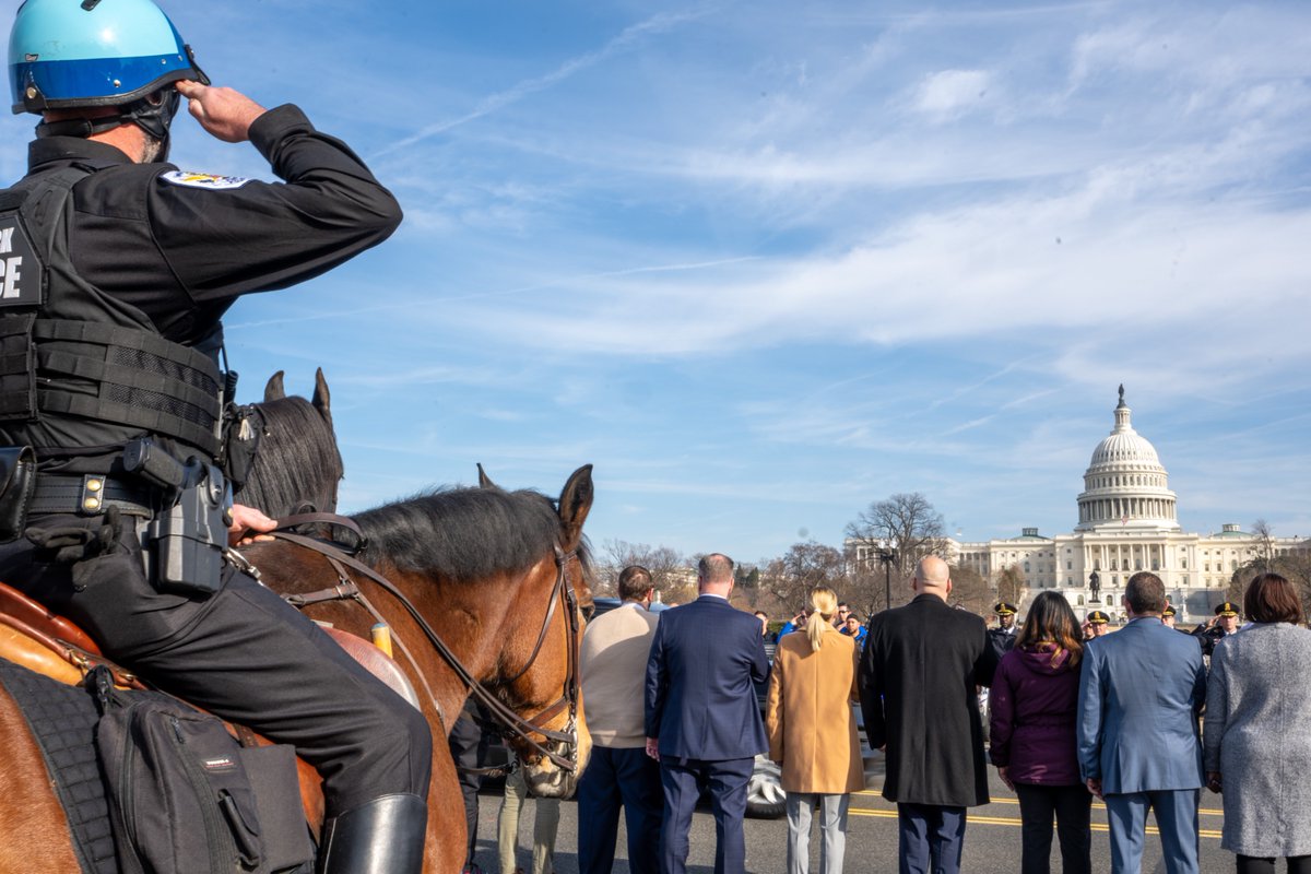 PenguinSix's tweet image. US Park Police K9 Officer WICKED joins law enforcement colleagues and the National Guard in honoring fallen @DCPoliceDept Officer Terry Bennett during a dignified transfer ceremony today on the National Mall. @usparkpolicepio