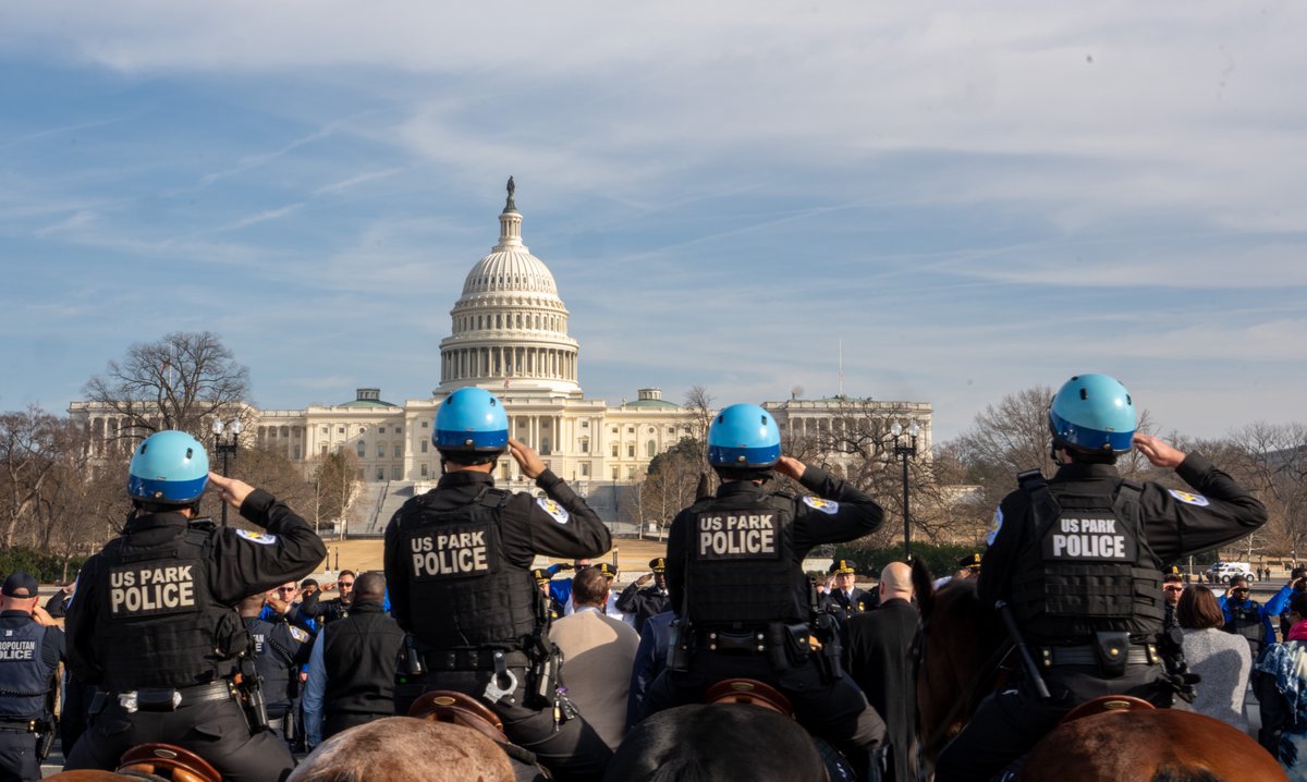 PenguinSix's tweet image. US Park Police K9 Officer WICKED joins law enforcement colleagues and the National Guard in honoring fallen @DCPoliceDept Officer Terry Bennett during a dignified transfer ceremony today on the National Mall. @usparkpolicepio