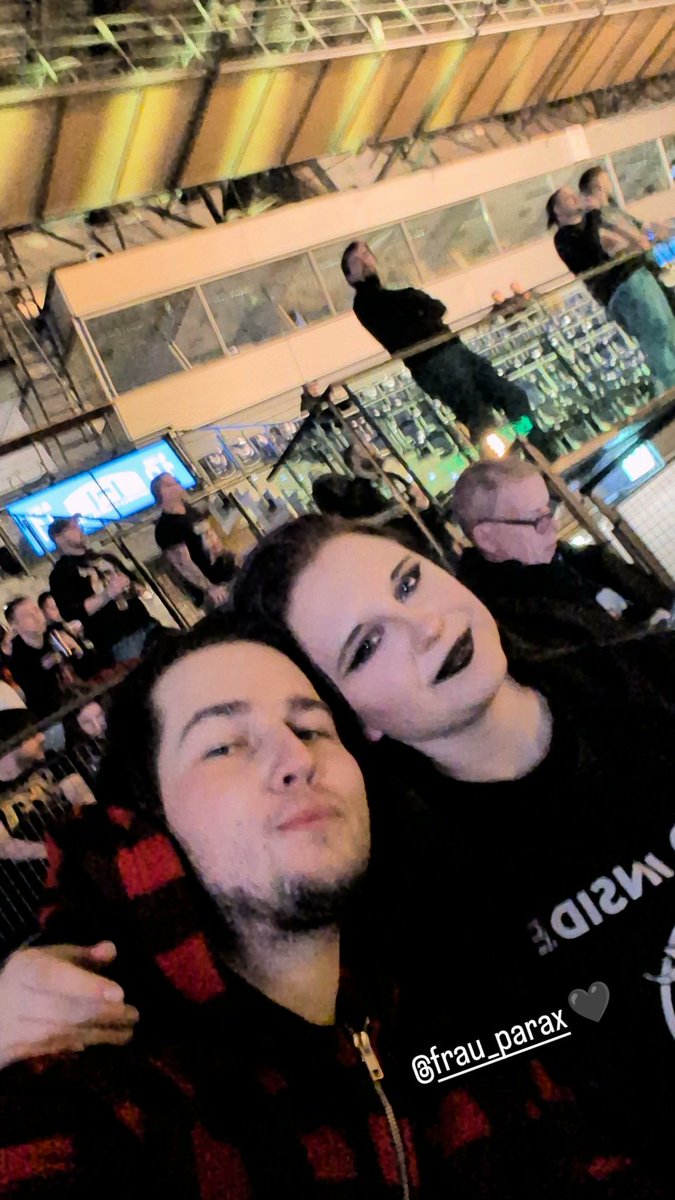 Frauchen Die WWE näher bringen 🖤
#wweleipzig