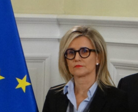 JakubPilarek's tweet photo. Ponoć @e_wrzosek wzięła L4 (albo urlop, to kwestia techniczna). Nie pisze nic od czasu słynnego wpisu "penisowego" i appendixu o szachach z 2 stycznia. 
Nie zniosła, że sprawę medialną umorzono wobec znikomej szkodliwości społecznej, a nie wobec tzw. becepu.
Przyjęta kwalifikacja co prawda ochroniła Wrzosek przed konsekwencjami karnymi, ale równocześnie otworzyła pole do poważnej dyscyplinarki, która teoretycznie może się skończyć nawet wywaleniem jej z zawodu.

Pytanie, czy takie umorzenie mogło mieć miejsce bez zgody @w_zurek jest retoryczne. Musiało chyba dojść do awantury, czy w każdym razie jakiejś kłótni w europejskiej uśmiechniętej rodzinie. I stąd te L4. Zresztą... może naprawdę jest e-prokuratorce potrzebne, w końcu ta stachanowska robota na X każdego by wyczerpała, przy takich pokładach wylewanej żółci i jadu.

No i do tego ta wojenka z @d_korneluk, w zasadzie już całkiem jawna. Czyli zawiódł Waldek, który zagrał z Darkiem w jednej drużynie ws. umorzenia sprawy WSW.

Zawsze jednak można iść do Stajni i nawdychać się świeżego zapachu siana. To jest jakaś alternatywa na horyzoncie, która pozwala się pewnie trzymać pionu. 

Ciężkie jest to życie bojowniczki o rule of law...

Karuzela 08.01.2026

@MecPASkiba :-)