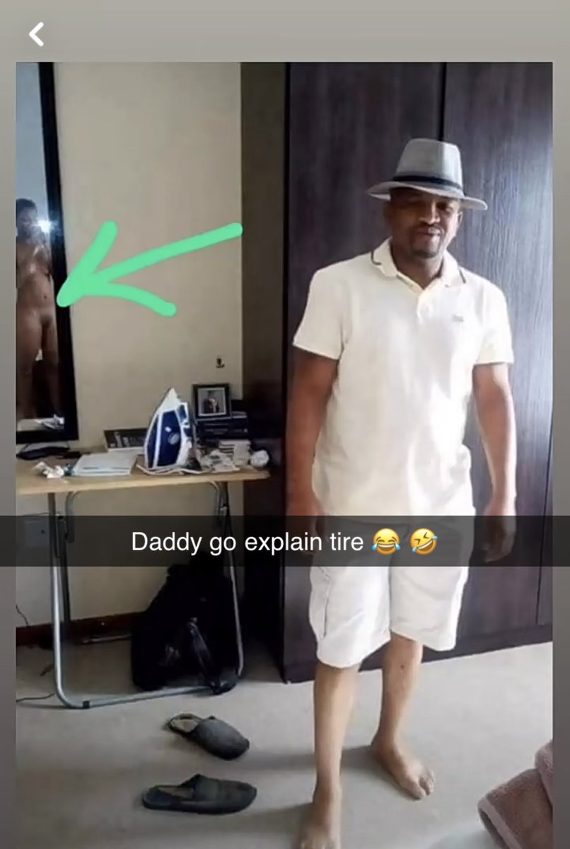 Look at the chaos behind daddy😭😂