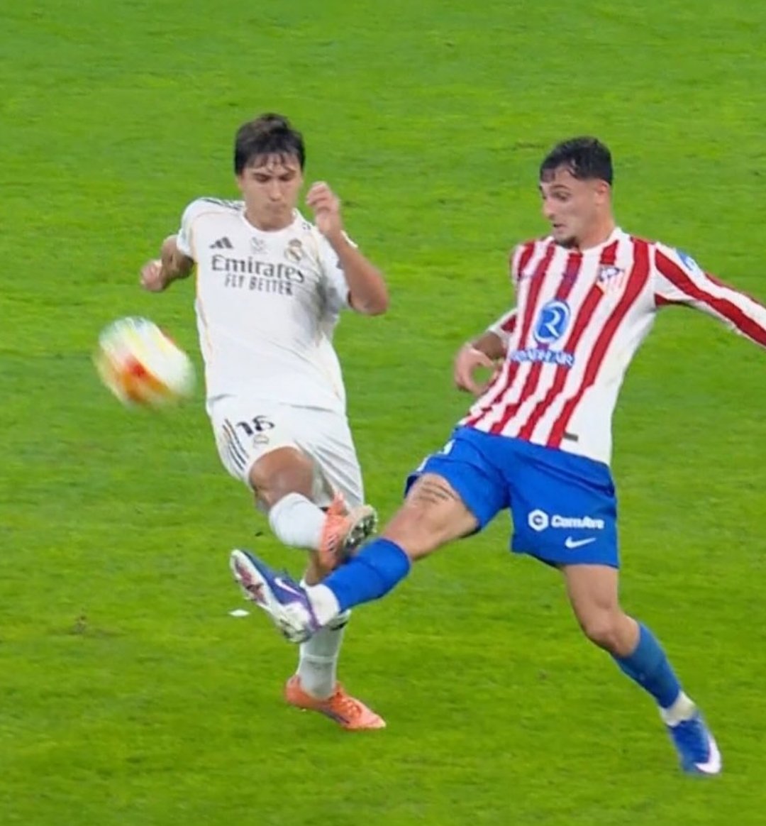 Qué grande Gonzalo ayudando a Pubill quitándole una avispa de la tibia que le iba a picar 
#AtleticoRealMadrid #SupercopaDeEspana #Valverde