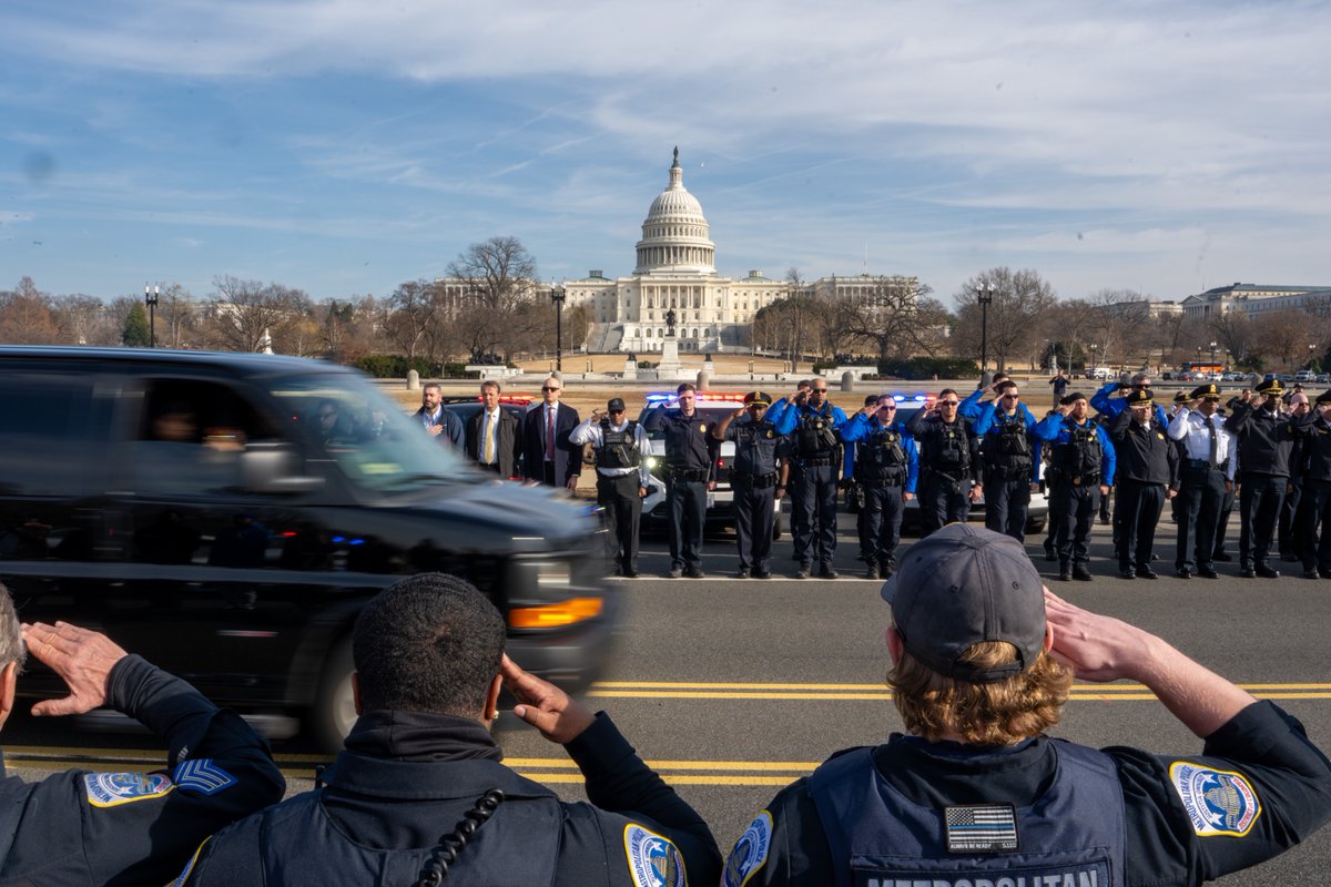 PenguinSix's tweet image. US Park Police K9 Officer WICKED joins law enforcement colleagues and the National Guard in honoring fallen @DCPoliceDept Officer Terry Bennett during a dignified transfer ceremony today on the National Mall. @usparkpolicepio