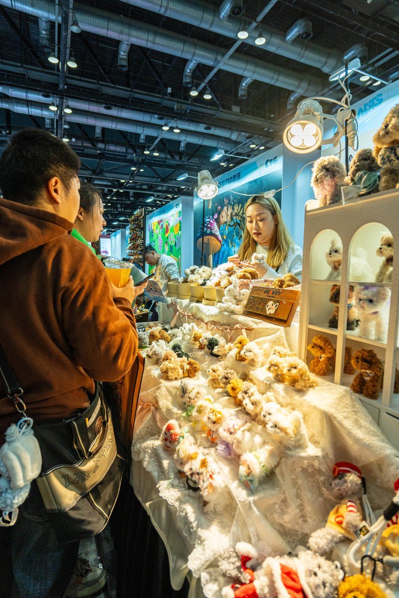 WorldofChinese's tweet image. Plush toys aren’t just for kids 🧸 

From #Labubu dolls to pink #FUFU toys, China’s #designertoy boom shows how young customers are buying not just products but comfort, nostalgia, and emotional healing.

Explore how the trend of cute collectibles has evolved into a form of