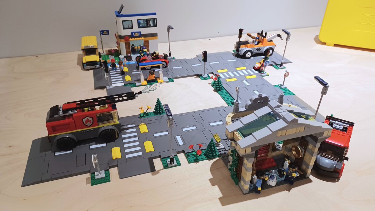 DiormVM's tweet image. #Legocity Épisode 1
J'ai commencé une petite ville en #Lego pour mon fils. J'ai pris l'école 60329 et le vol de musée 60008 et j'ai rajouté quelques rues qui étaient en spécial. Je voulais qu'il ait des routes pour aller avec ses nouveaux véhicules. J'ai construit la table.